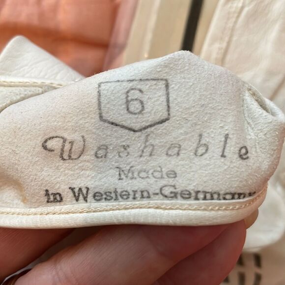 Vintage 50s/60s Size 6 off white leather gloves with pearl button at wrist - Picture 8 of 9